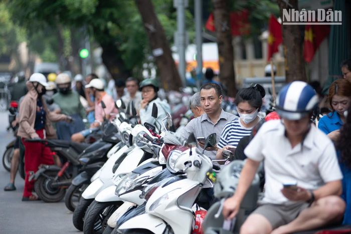 Nhiều bậc phụ huynh lựa chọn ngồi đợi con ngay tại chỗ, dưới cái nắng của ngày cuối tuần.
