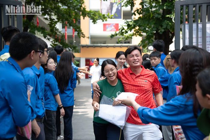 Vòng tay yêu thương của các bậc phụ huynh khi con em mình đã hoàn thành kỳ thi tuyển sinh vào lớp 10.