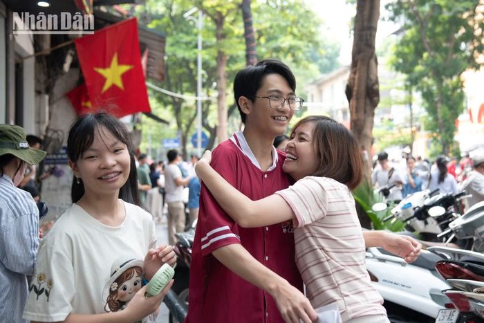  Bạn Nguyễn Đỗ Gia Bảo bước ra khỏi điểm thi với nụ cười trên môi cùng cái ôm đầy yêu thương của dì, người trực tiếp hỗ trợ em ôn tập tại nhà. Dì và Bảo đã cùng nhau luyện các đề thi năm trước, tập trung vào kiến thức trọng tâm và xây dựng chiến thuật làm bài "ăn chắc" điểm ở các câu dễ trước khi dồn sức cho câu khó. Bố của Bảo chia sẻ quan điểm không đặt nặng áp lực về nguyện vọng hay điểm số để em có tâm lý thoải mái nhất khi đi thi. Đồng thời, gia đình đóng vai trò là người đồng hành, hỗ trợ và động viên kịp thời để Bảo vững tâm vượt qua kỳ thi. 