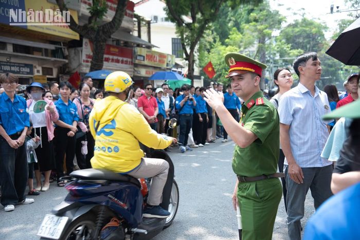 Các chiến sĩ công an bảo đảm giao thông thông thoáng trước giờ các bạn học sinh kết thúc bài thi.