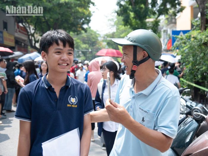 Những cuộc gọi vội về nhà, thông báo cho người thân về kết quả khả quan như mong đợi.