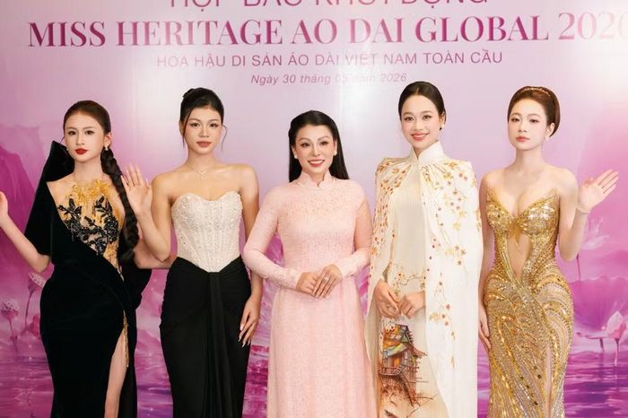 Bà Đàm Hương Thủy (giữa) Chủ tịch Công ty SMT cùng Hoa hậu Mỹ Linh và các người đẹp từ các cuộc thi do SMT tổ chức.