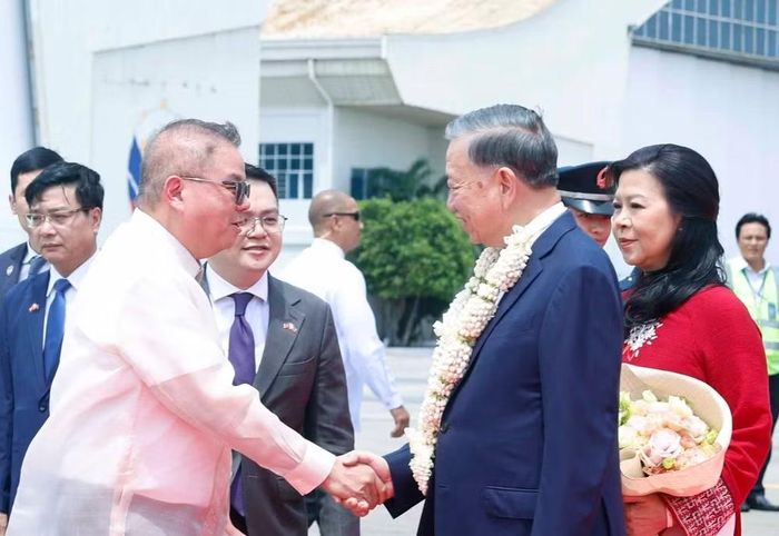 Tổng Bí thư, Chủ tịch nước Tô Lâm và Phu nhân đến Manila, bắt đầu chuyến thăm cấp Nhà nước tới Philippines. (Ảnh: Thống Nhất/TTXVN)