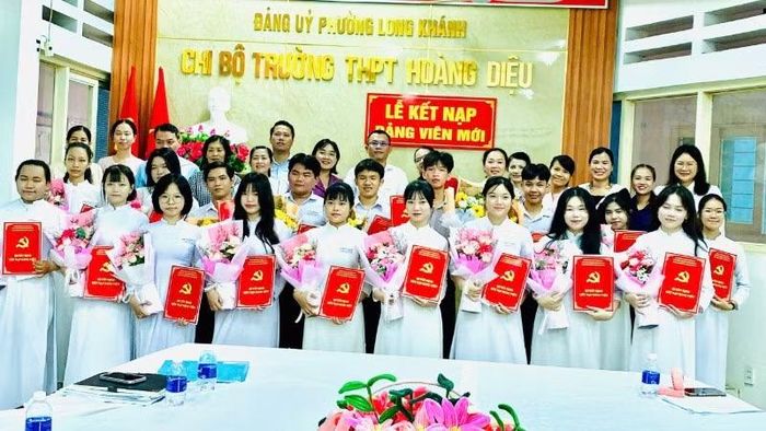 Chi bộ Trường trung học phổ thông Hoàng Diệu vừa tổ chức kết nạp Đảng cho 18 học sinh ưu tú.