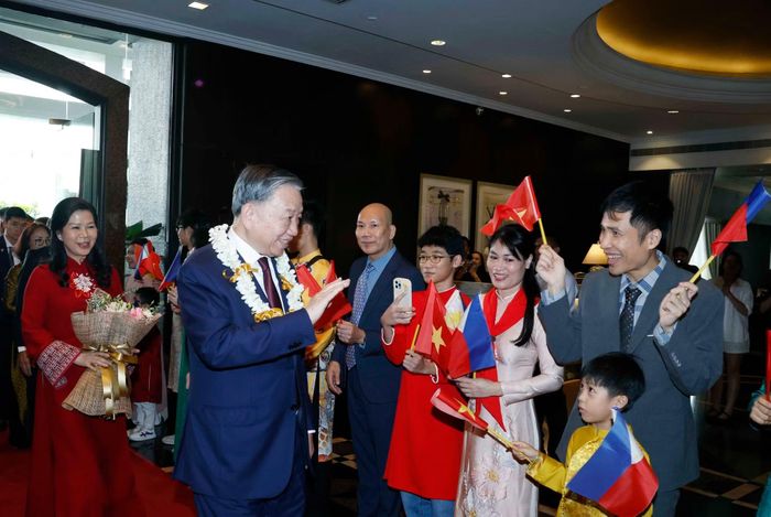 Cán bộ Đại sứ quán và cộng đồng người Việt Nam tại Philippines đón Tổng Bí thư, Chủ tịch nước Tô Lâm và Phu nhân. (Ảnh: Thống Nhất/TTXVN)