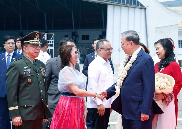 Các quan chức Chính phủ Philippines đón Tổng Bí thư, Chủ tịch nước Tô Lâm và Phu nhân tại sân bay quân sự Villamor Airbase, Manila. (Ảnh: Thống Nhất/TTXVN)