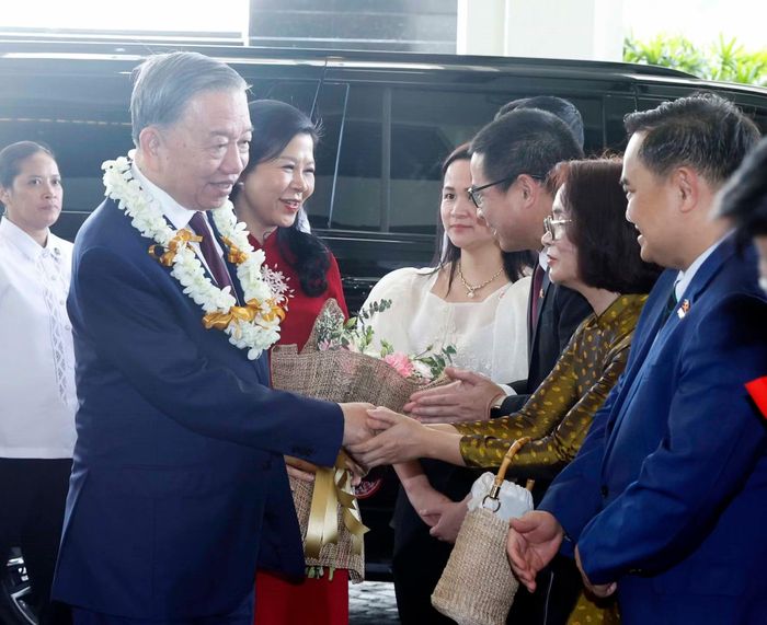  Cán bộ Đại sứ quán và cộng đồng người Việt Nam tại Philippines đón Tổng Bí thư, Chủ tịch nước Tô Lâm và Phu nhân. (Ảnh: Thống Nhất/TTXVN) 