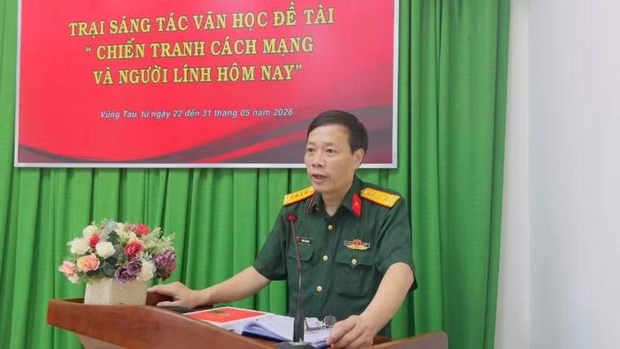 Đại tá, nhà văn Phùng Văn Khai, Phó Tổng Biên tập Tạp chí Văn nghệ Quân đội phát biểu bế mạc trại viết.