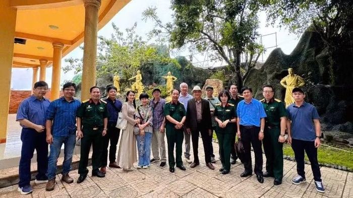 Các văn nghệ sĩ trong một chuyến đi thực tế.