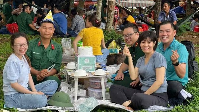 Nhà văn trải nghiệm mừng sinh nhật cùng chiến sĩ mới tại Sư đoàn 302, Quân khu 7 bên gia đình chiến sĩ.