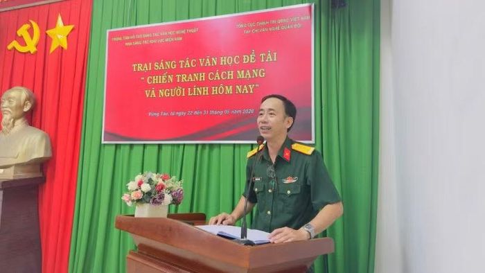 Đại tá Phạm Văn Đảng, Trưởng Đại diện Tạp chí Văn nghệ Quân đội phía nam phát biểu tại sự kiện.
