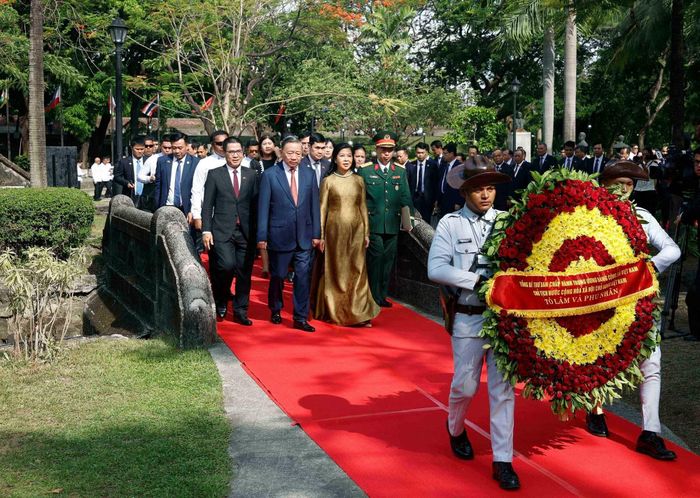 Tổng Bí thư, Chủ tịch nước Tô Lâm và Phu nhân cùng đoàn đại biểu cấp cao Việt Nam đến dâng hoa tại Tượng đài Chủ tịch Hồ Chí Minh trong Công viên ASEAN, thành cổ Intramuros.