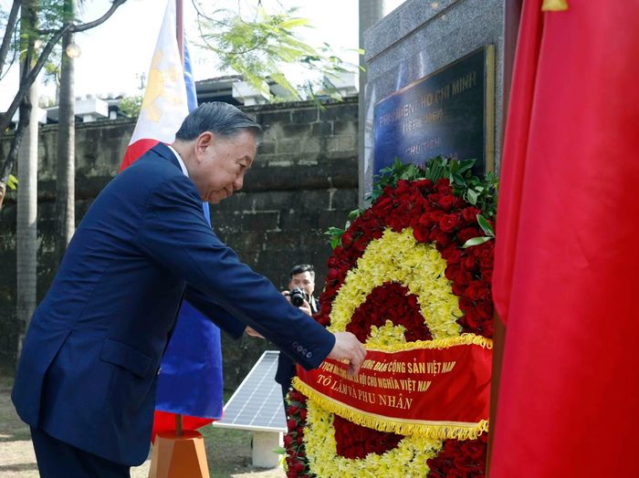 Tổng Bí thư, Chủ tịch nước Tô Lâm dâng hoa tại Tượng đài Chủ tịch Hồ Chí Minh trong Công viên ASEAN, thành cổ Intramuros.
