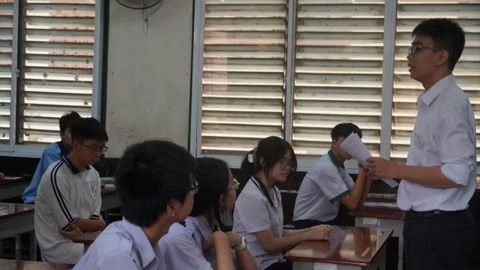 Giáo viên phổ biến quy chế thi