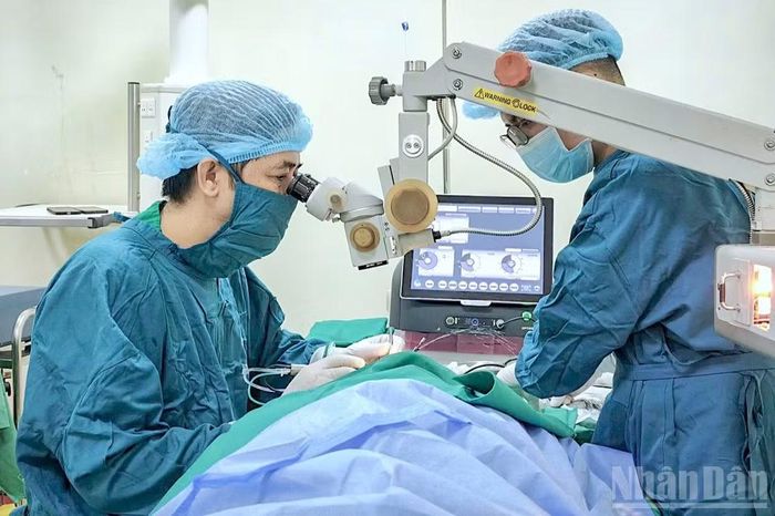 Các bác sĩ từ Thành phố Hồ Chí Minh xuống xã Đầm Dơi, tỉnh Cà Mau để phẫu thuật mắt miễn phí cho người dân.