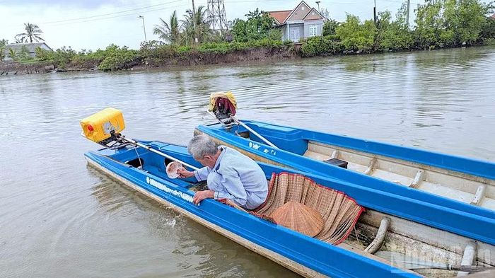Ông Châu Văn Tạo đi vỏ lãi đến điểm khám bệnh miễn phí tại xã Đầm Dơi để được thăm khám sức khỏe.