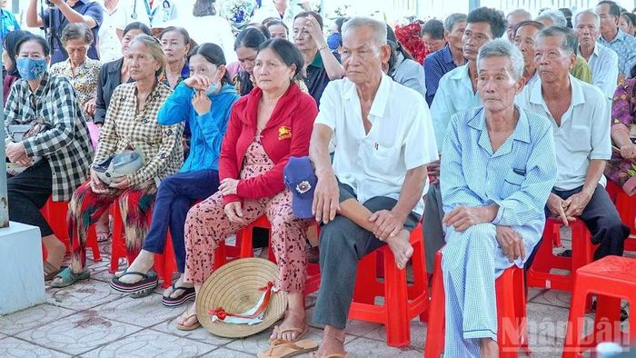 Đông đảo người già, người cao tuổi vùng sông nước Cà Mau tham gia khám sàng lọc sức khỏe miễn phí.