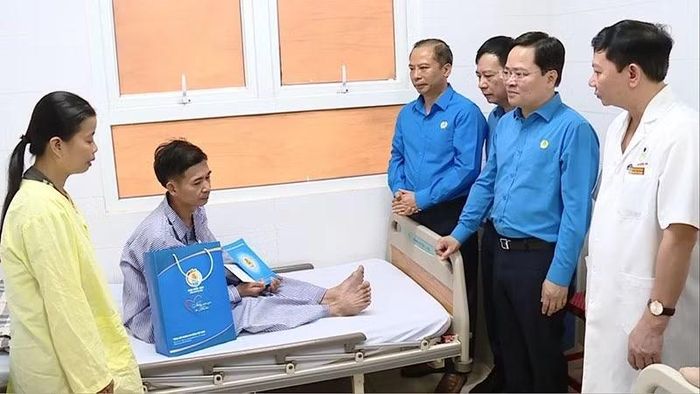 Lãnh đạo Tổng liên đoàn Lao động Việt Nam đến thăm, tặng quà cho đoàn viên đang điều trị bệnh tại Bệnh viện Ung bướu tỉnh Thanh Hóa.