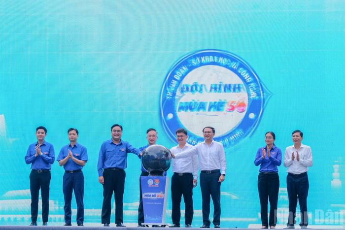 Điểm mới nổi bật của chương trình năm nay là việc triển khai “Mùa hè số” năm 2026, góp phần thúc đẩy chuyển đổi số trong hoạt động tình nguyện. Trong khuôn khổ chương trình sẽ diễn ra nhiều nội dung như giới thiệu trailer “Mùa hè số”, nghi thức phát động, ra quân các đội hình thanh niên tình nguyện hỗ trợ chuyển đổi số tại địa phương, tổ chức Ngày hội “Điểm chạm số 2026”, tập huấn ứng dụng trí tuệ nhân tạo (AI), hỗ trợ thực hiện các thủ tục hành chính trên môi trường số và phổ cập kỹ năng số cho người dân. 