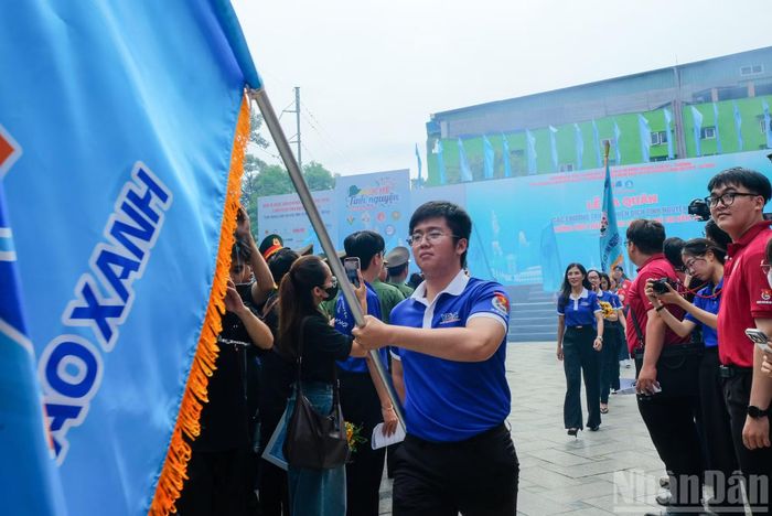 Các đoàn viên, thanh niên, chiến sĩ tình nguyện hứng khởi, vui tươi tại lễ ra quân.