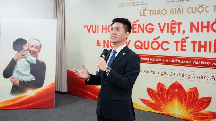 Ông Nguyễn Duy Anh, Ủy viên Ủy ban Trung ương Mặt trận Tổ quốc Việt Nam, Tổng Thư ký Mạng lưới Giảng dạy tiếng Việt và gìn giữ văn hóa Việt Nam toàn cầu phát biểu tại sự kiện.