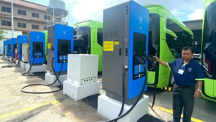 Một trạm sạc phục vụ cho xe buýt điện vận hành trên đường Cộng Hòa.