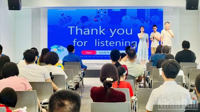 Học sinh khiếm thị lên thuyết trình bằng tiếng Anh. (Ảnh: HNV)