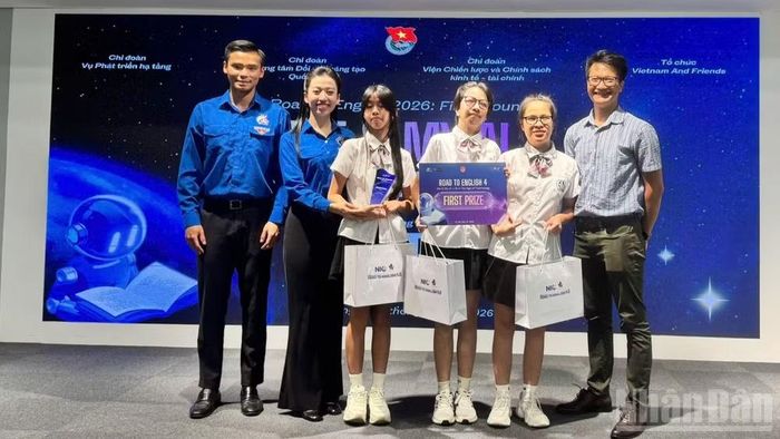 Ban tổ chức trao giải quán quân bảng AI Super Stars. (Ảnh: HNV)