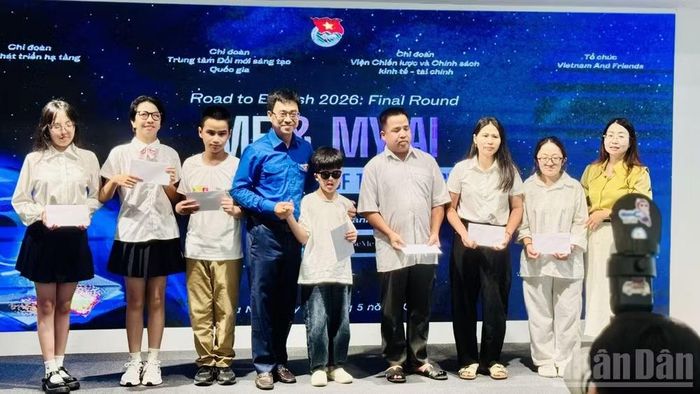 Tặng quà cho các em học sinh khiếm thị tại cuộc thi.