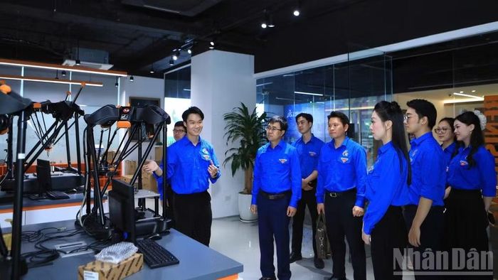 Đoàn viên thanh niên Bộ Tài chính và các đại biểu đã tham gia chương trình Innovation Tour tại Trung tâm Đổi mới sáng tạo Quốc gia. (Ảnh: HÙNG ANH)
