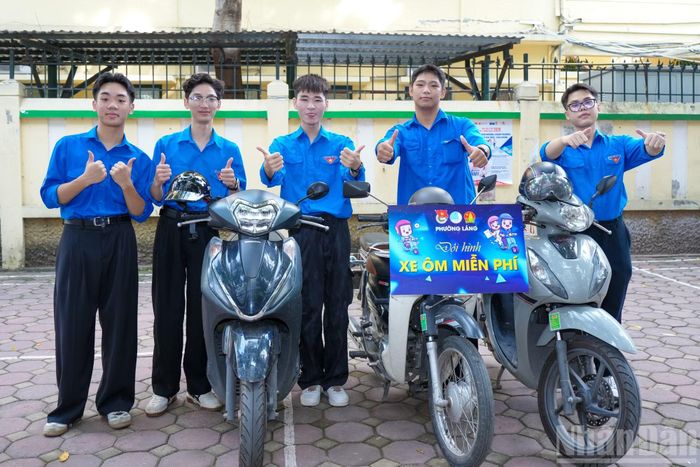 Đội hình Xe ôm miễn phí hoạt động hết công suất, sẵn sàng hỗ trợ các trường hợp thí sinh đến muộn hoặc gặp sự cố.