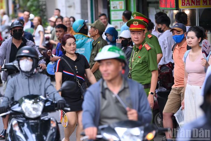 Lực lượng an ninh có mặt từ sáng sớm tại các nút giao thông trọng điểm và khu vực cổng trường để phân luồng, kiên quyết không để xảy ra tình trạng ùn tắc kéo dài ảnh hưởng đến thời gian di chuyển của thí sinh.
