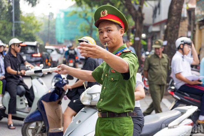 Sự phối hợp nhịp nhàng, chặt chẽ giữa cán bộ, chiến sĩ công an và thanh niên tình nguyện trong việc thiết lập hàng rào mềm, hướng dẫn thí sinh di chuyển an toàn, trật tự vào khu vực thi.