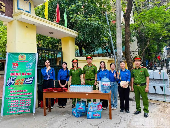 Hình ảnh những cán bộ, chiến sĩ công an tận tụy làm nhiệm vụ cùng sắc xanh tình nguyện xung kích không chỉ giữ vững an ninh trật tự, an toàn giao thông, mà còn trở thành điểm tựa tinh thần vững chắc, tiếp sức cho các sĩ tử tự tin bước vào kỳ thi quan trọng.