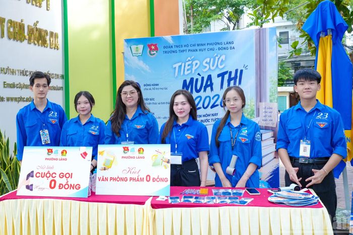 Mô hình cuộc gọi 0 đồng, văn phòng phẩm 0 đồng sẵn sàng kịp thời "cứu viện" cho thí sinh quên mang theo.