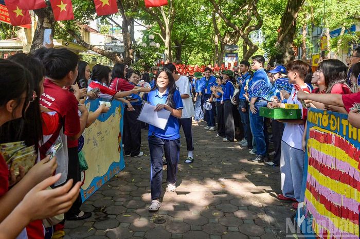 Sáng sớm, hàng nghìn đoàn viên, thanh niên Thủ đô đã có mặt tại các điểm thi, sẵn sàng cho một ngày hoạt động cao điểm "Tiếp sức mùa thi".