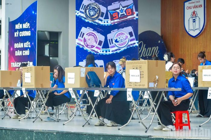 Khu vực giữ đồ cá nhân được tổ chức gọn gàng, thuận tiện, giúp thí sinh yên tâm tập trung cho bài thi.