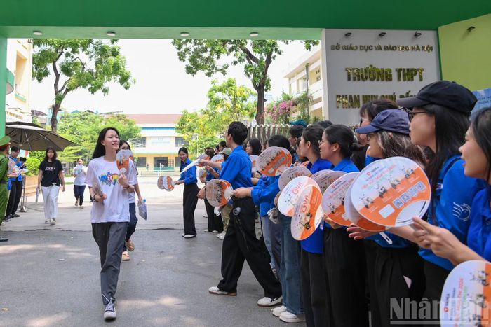 Sự hỗ trợ nhiệt tình của "áo xanh tình nguyện" nhận được sự tin tưởng và đánh giá cao từ các bậc phụ huynh.