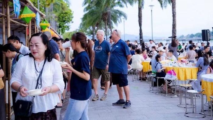 Lễ hội Ẩm thực chay - Festival Huế 2026 thu hút nhiều du khách nước ngoài đến tham dự.