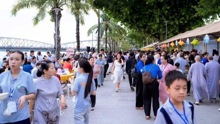 Không gian lễ hội diễn ra tại phố đi bộ Nguyễn Đình Chiểu, thu hút đông đảo người dân và du ,khách đến tham quan, thưởng thức các món ăn chay.
