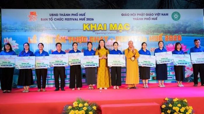 Ban Tổ chức trao tượng trưng bảng sinh kế tặng Đoàn thanh niên các phường, xã trên địa bàn.