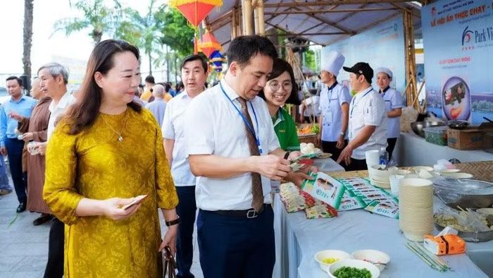 Ông Trần Hữu Thùy Giang cùng các vị lãnh đạo thành phố tham quan các gian hàng ẩm thực chay.