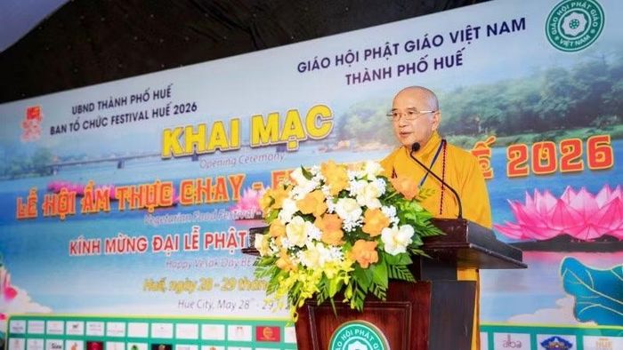 Hòa thượng Thích Khế Chơn, Phó Chủ tịch Hội đồng Trị sự, Trưởng ban Trị sự Giáo hội Phật giáo Việt Nam thành phố Huế, Trưởng ban Tổ chức Đại lễ Phật đản tại Huế phát biểu tại lễ hội.
