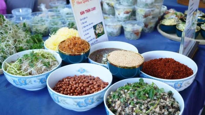 Các món chay còn phản ánh triết lý sống hướng thiện, đề cao sự hài hòa giữa con người với thiên nhiên và giá trị an yên trong đời sống tinh thần.