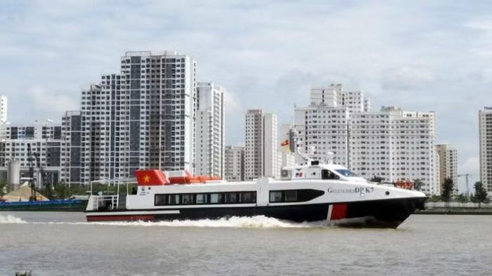 Một chuyến tàu cao tốc từ Thành phố Hồ Chí Minh đi Cần Giờ.