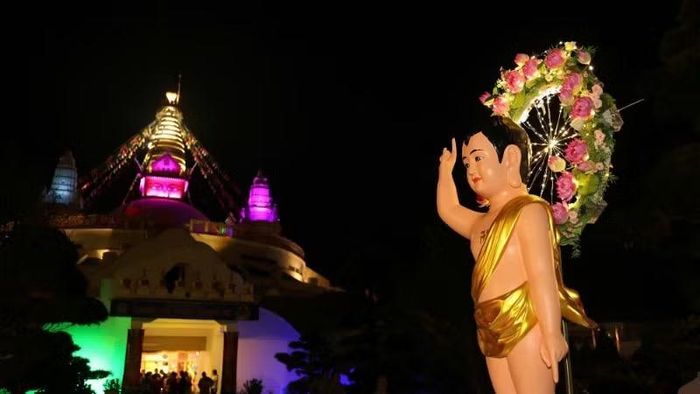 Đại Bảo tháp Mandala trong đêm dịp Đại lễ.