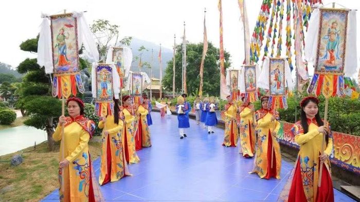 Nghi thức cung rước phẩm vật mừng Phật đản theo Phật giáo Kim Cương thừa.