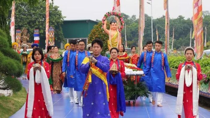 Đoàn xe cung rước Phật đản sinh.