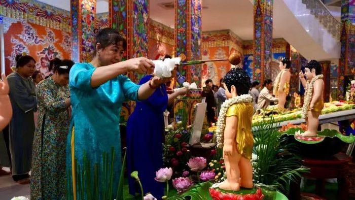 Phật tử thực hành nghi lễ tắm Phật.