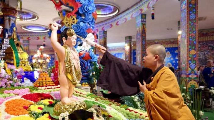 Chư Ni sư Bảo tháp Mandala Tây Thiên thực hành nghi lễ tắm Phật.